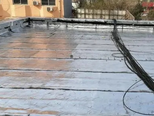 青浦卫生间漏水维修公司分享下青浦屋面楼顶防水刚性防水层施工要点。